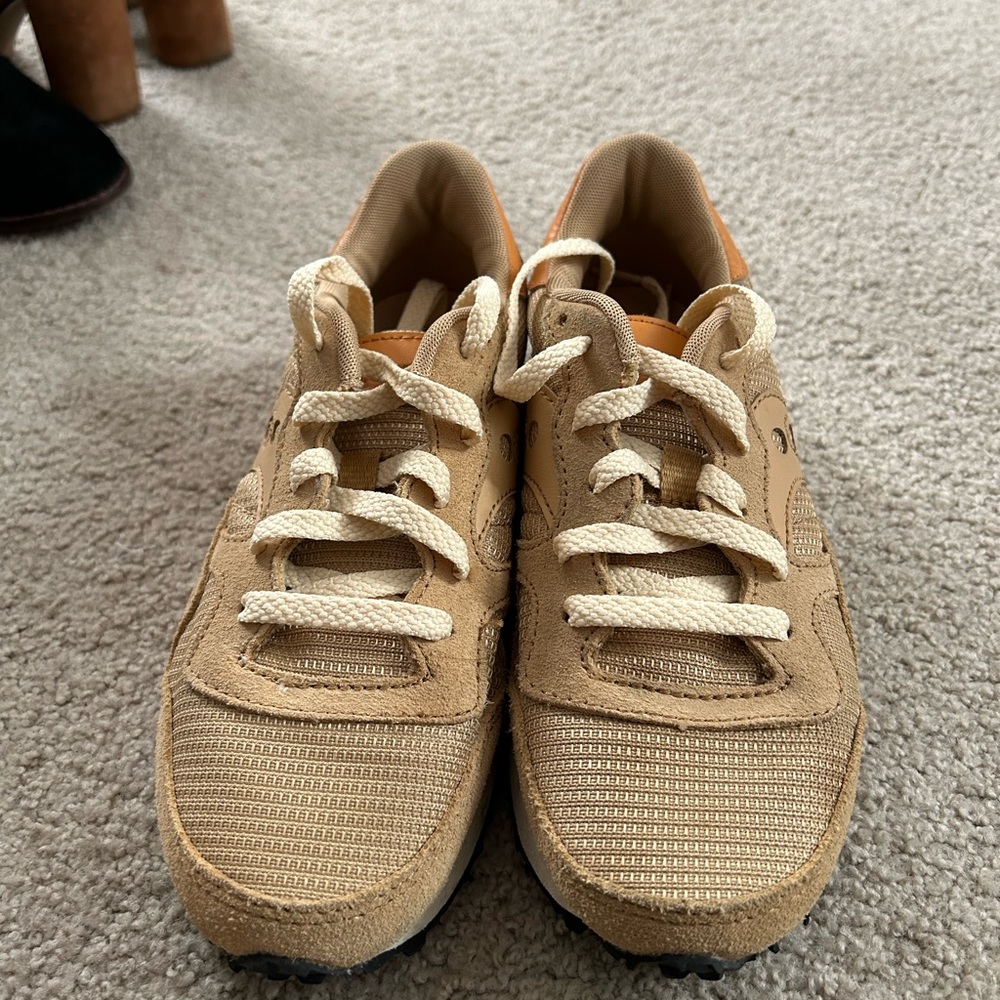 Saucony Originals Women’s DXN Trainer. Size 6 tan